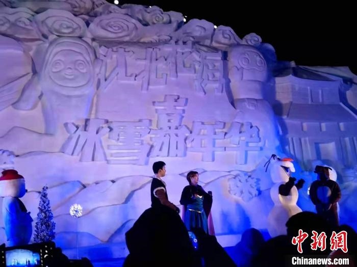 活動(dòng)現(xiàn)場(chǎng)表演的《冰雪奇緣》很受歡迎。　趙桂華 攝