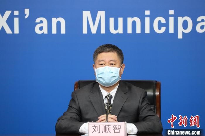 圖為西安市衛(wèi)生健康委主任劉順智6日在新聞發(fā)布會上?！∥靼彩姓﹫D