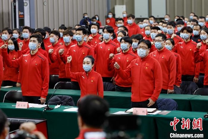 1月5日晚，全力沖刺北京冬奧學習座談會在北京舉行，座談會后，中國冰雪國家集訓隊全體成員起立，齊聲高呼：“中國冰雪，加油！加油！加油！” <a target='_blank' href='/'>中新社</a>記者 富田 攝
