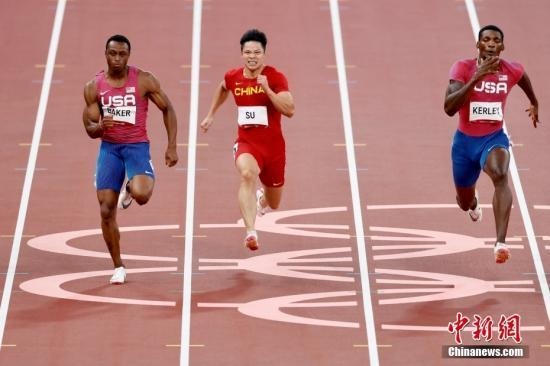資料圖：北京時間8月1日晚，在東京奧運(yùn)會男子百米決賽中，中國選手蘇炳添以9.98秒的成績獲得第六名，作為首位闖進(jìn)奧運(yùn)男子百米決賽的中國人，他再次創(chuàng)造了歷史。圖為蘇炳添在比賽中。<a target='_blank' href='/'>中新社</a>記者 富田 攝