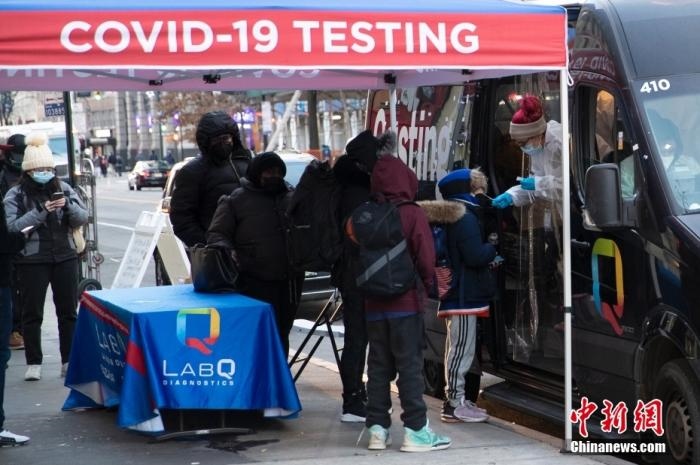 當(dāng)?shù)貢r間1月4日，美國紐約一處新冠病毒檢測站為居民做檢測。<a target='_blank' href='/'>中新社</a>記者 廖攀 攝