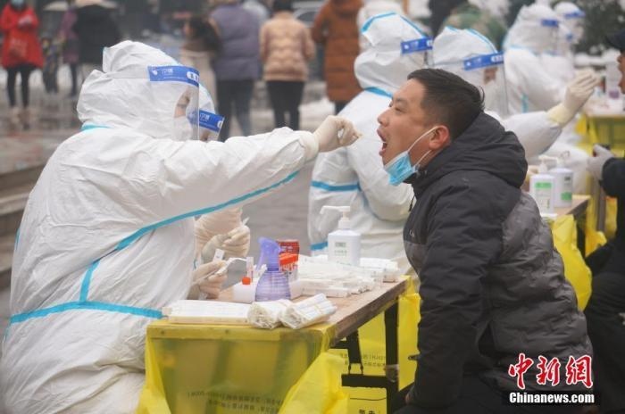 資料圖：圖為鄭州市民接受核酸檢測。 <a target='_blank' href='/'>中新社</a>記者 韓章云 攝