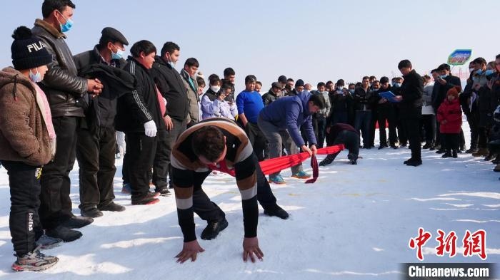 在雪地上舉行的少數(shù)民族傳統(tǒng)體育項(xiàng)目押加?！“统h融媒體中心供圖