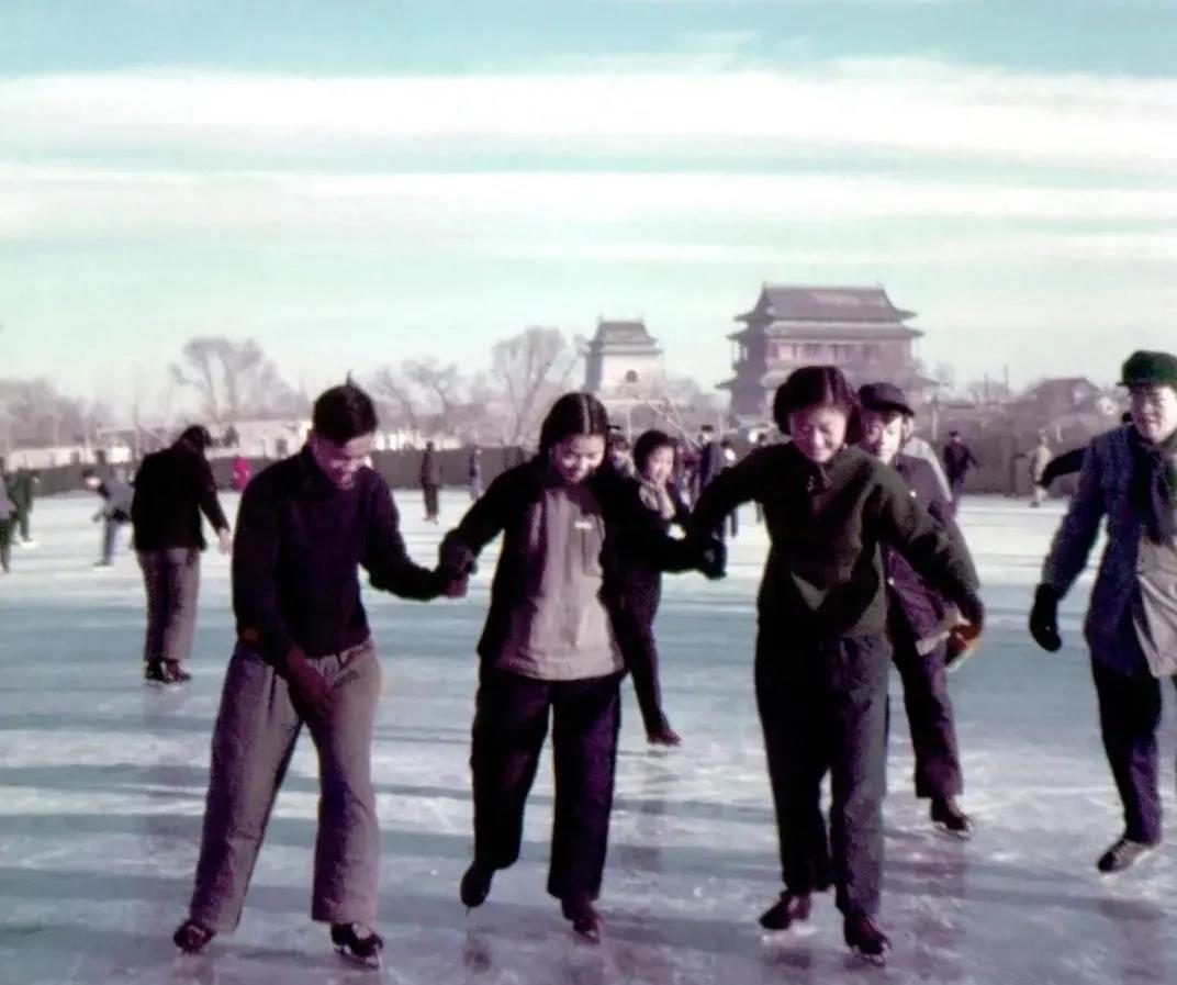 1955年，在什剎海學習溜冰的大學生。(圖源：人民畫報)