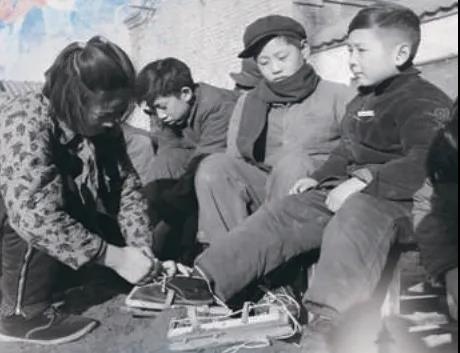 上世紀50年代，孩子們在穿木板冰鞋。(圖源：北京日報)