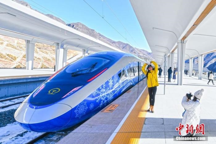 1月12日，河北省張家口市崇禮區(qū)，路側(cè)矗立的北京冬奧會(huì)標(biāo)志。崇禮11日迎來降雪，雪后的崇禮冬奧氛圍濃。 <a target='_blank' href='/'>中新社</a>記者 賈天勇 攝