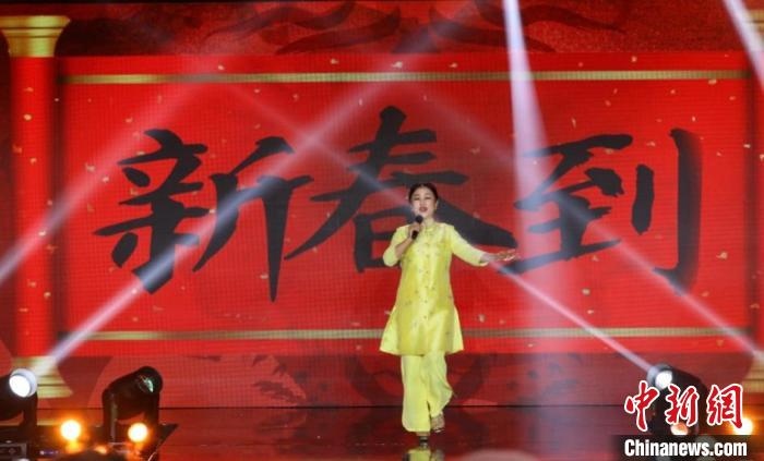 朱明瑛演唱《新春到》?！”本┟裾块T供圖