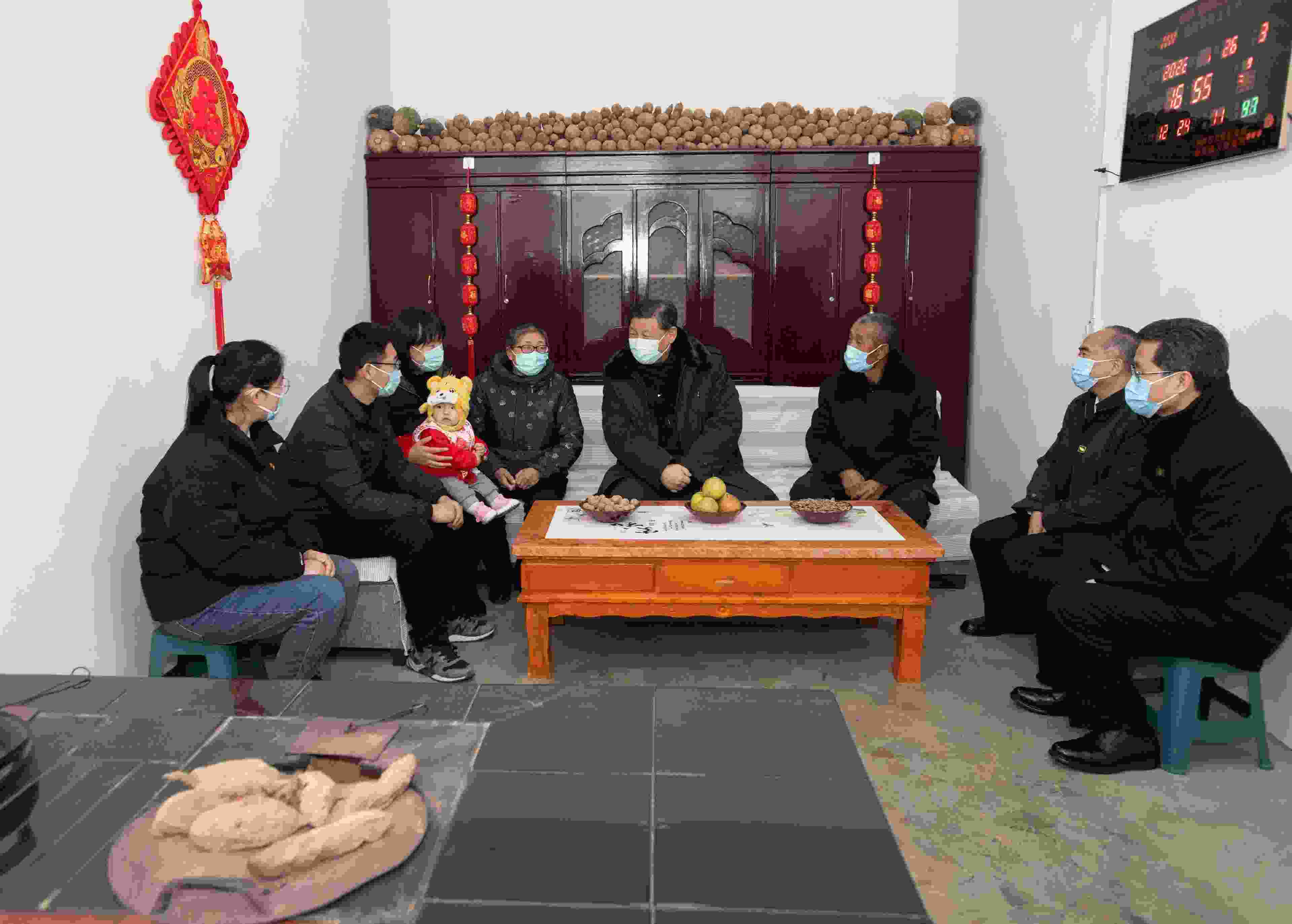 △2022年1月26日，中共中央總書記、國家主席、中央軍委主席習(xí)近平在臨汾市汾西縣僧念鎮(zhèn)段村同村民蔡文明一家親切交流。