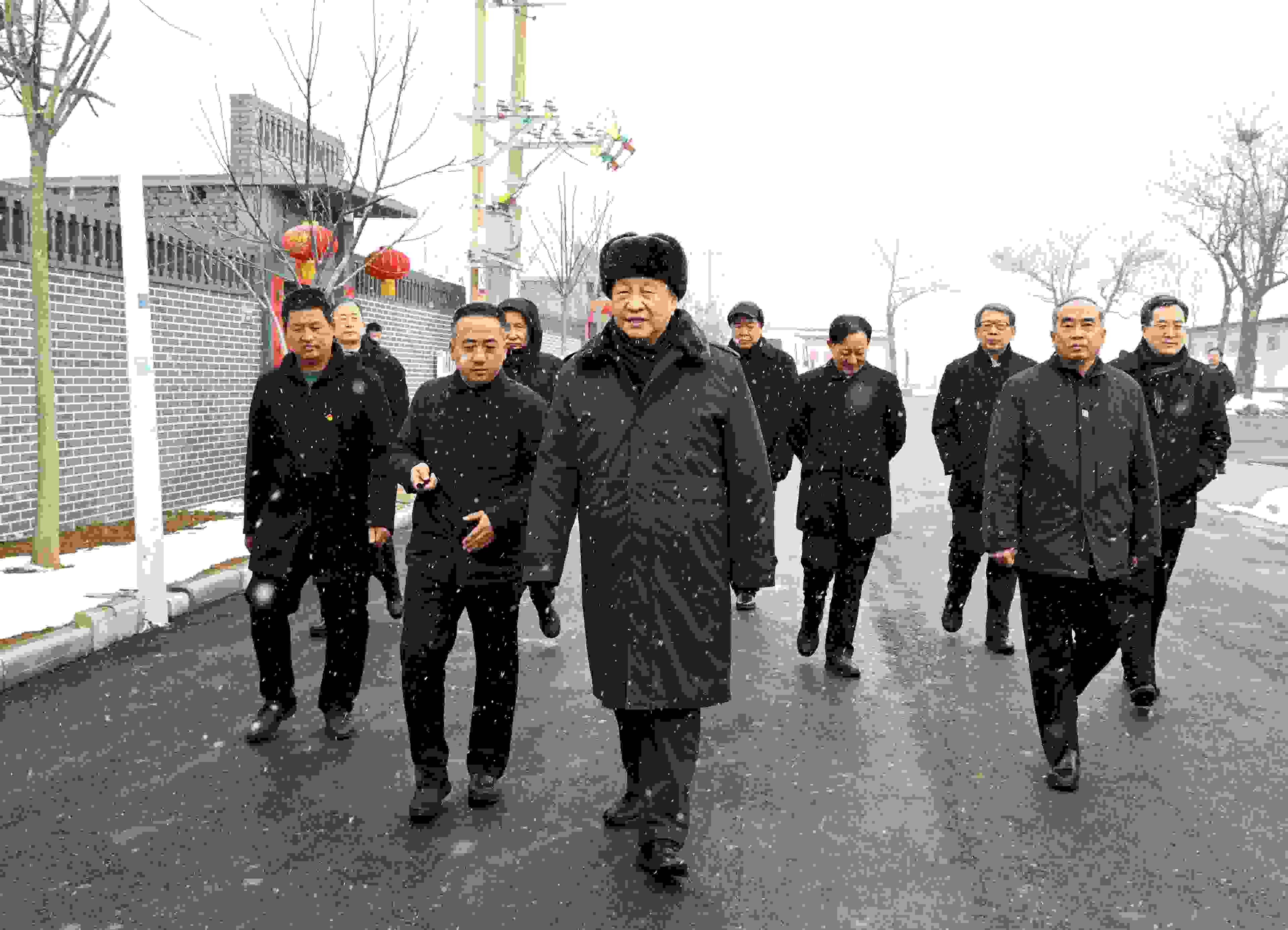 △2022年1月26日，中共中央總書記、國家主席、中央軍委主席習(xí)近平冒雪在臨汾市霍州市師莊鄉(xiāng)馮南垣村考察。