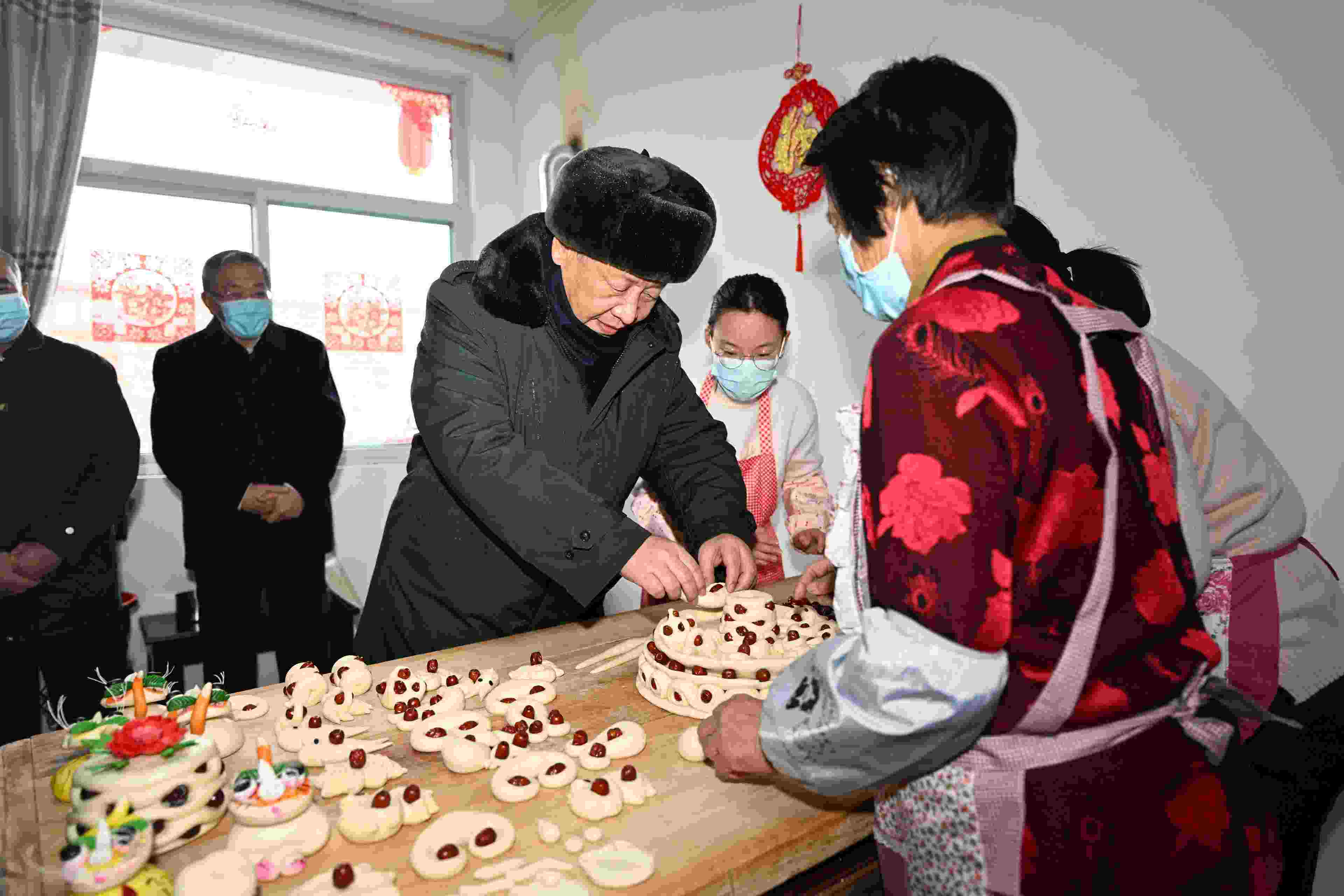 △2022年1月26日，中共中央總書記、國家主席、中央軍委主席習(xí)近平在臨汾市霍州市師莊鄉(xiāng)馮南垣村，同師紅兵一家做年饃。