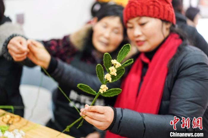 馮燕霞指導(dǎo)姐妹們鉤織月桂葉片?！」帕捡x 攝