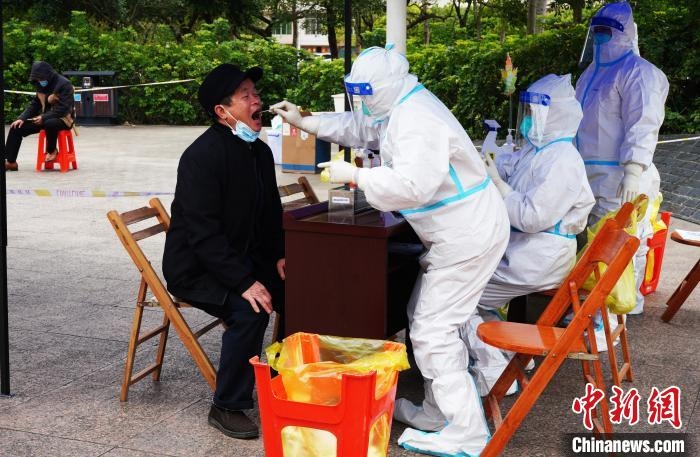 圖為德?？h組織民眾接受核酸檢測?！〉卤？h融媒體中心供圖
