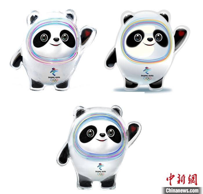 設(shè)計(jì)團(tuán)隊(duì)將“冰絲帶”的形象引入大熊貓后逐漸成型。上方兩個(gè)形象還是外八字腳，下方形象為最終定稿?！⑵皆乒﹫D
