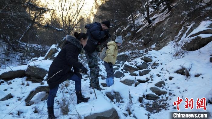 圖為工作人員發(fā)現(xiàn)疑似放歸雪豹的痕跡(資料圖)?！?nèi)蒙古賀蘭山國(guó)家級(jí)自然保護(hù)區(qū)供圖