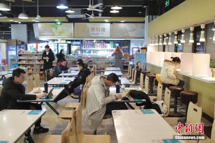 資料圖：考研學生在食堂內(nèi)復習。 泱波 攝