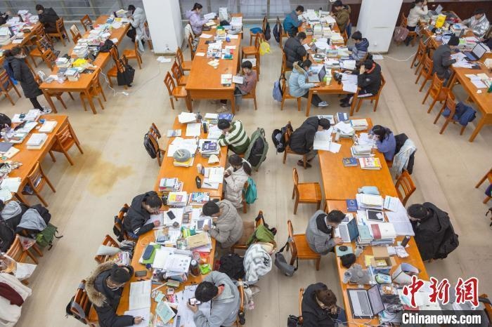 資料圖：南昌大學圖書館自習室內(nèi)，考生正在緊張復習。　劉力鑫 攝