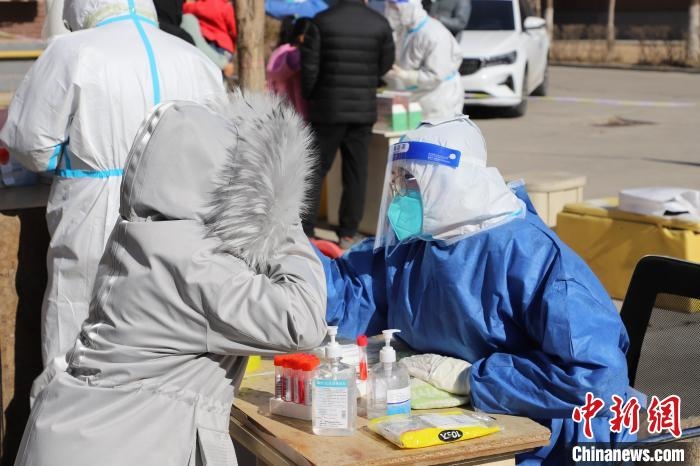 呼和浩特市民做核酸。　張林虎 攝