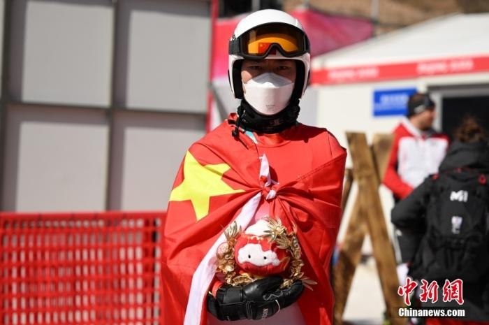3月6日，中國選手梁景怡在賽后手捧吉祥物。當(dāng)日，北京2022年冬殘奧會(huì)殘奧高山滑雪男子超級(jí)大回轉(zhuǎn)-站姿決賽在國家高山滑雪中心舉行，中國選手梁景怡奪得冠軍。 <a target='_blank' href='/'>中新社</a>記者 劉冉陽 攝 　