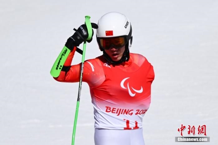 3月6日，中國選手梁景怡賽后慶祝勝利。當(dāng)日，北京2022年冬殘奧會(huì)殘奧高山滑雪男子超級(jí)大回轉(zhuǎn)-站姿決賽在國家高山滑雪中心舉行，中國選手梁景怡奪得冠軍。 <a target='_blank' href='/'>中新社</a>記者 劉冉陽 攝 　