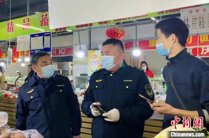 圖為執(zhí)法人員進(jìn)行調(diào)查。　李婷婷　攝