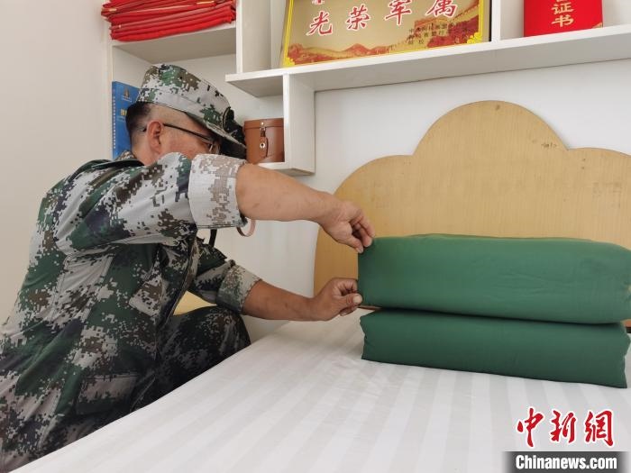 圖為謝寶民以軍人標準要求自己?！∈茉L者供圖