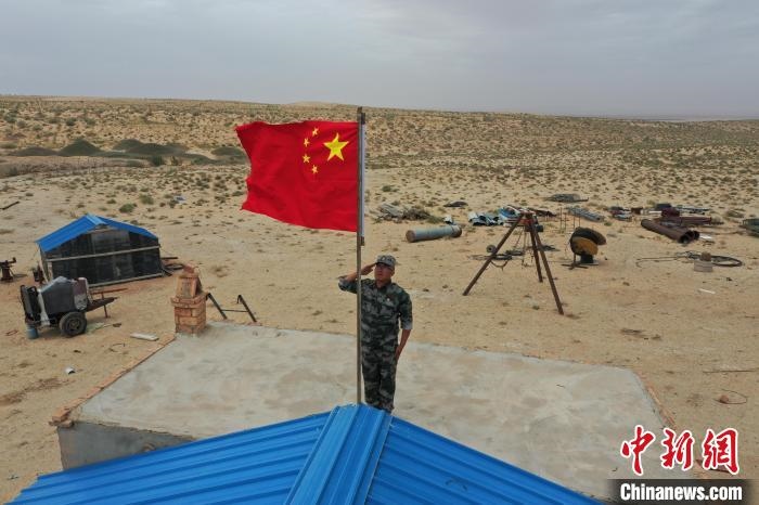 圖為每天升旗是謝寶民的必修課?！∈茉L者供圖
