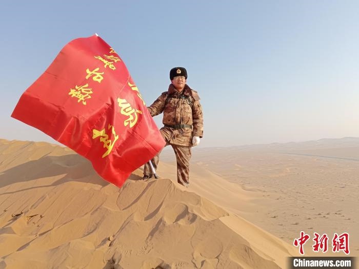 圖為在荒漠中駐守的謝寶民。　受訪者供圖