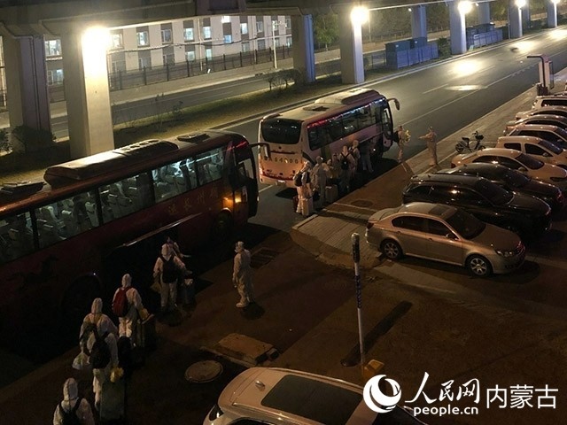 高校學(xué)生有序登車，前往隔離點(diǎn)。內(nèi)蒙古教育廳供圖