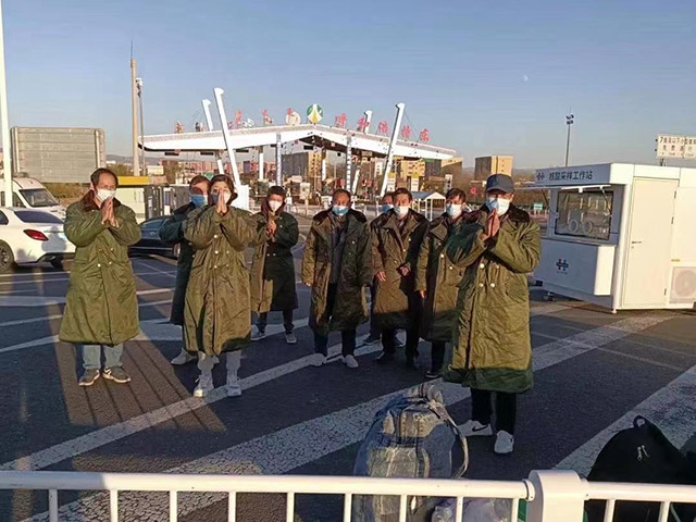 護(hù)送農(nóng)民工安全返鄉(xiāng)。賽罕區(qū)民政局供圖