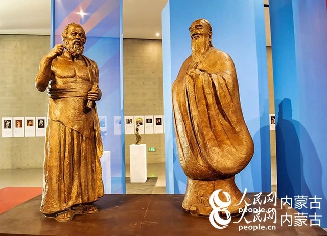 吳為山作品《神遇——孔子與蘇格拉底的對話》。實習(xí)生 楊光攝