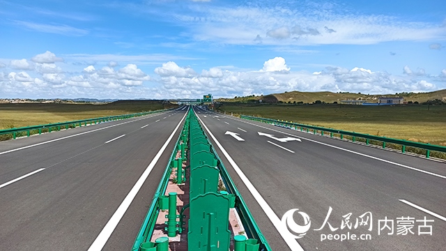 G1611經(jīng)棚至烏蘭布統(tǒng)高速公路項(xiàng)目。人民網(wǎng)記者 趙夢月攝