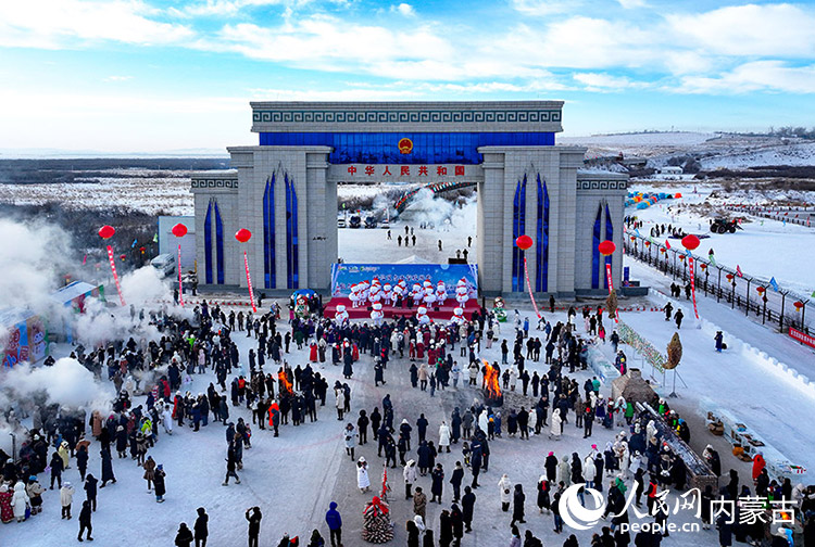 2024年12月22日，游客在黑山頭口岸景區(qū)游覽（無(wú)人機(jī)照片）。王正攝