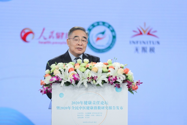 “人民英雄”國家榮譽(yù)稱號獲得者、中國工程院院士、天津中醫(yī)藥大學(xué)校長張伯禮圍繞中醫(yī)藥戰(zhàn)“疫”的經(jīng)驗(yàn)和貢獻(xiàn)進(jìn)行了主題演講.jpg