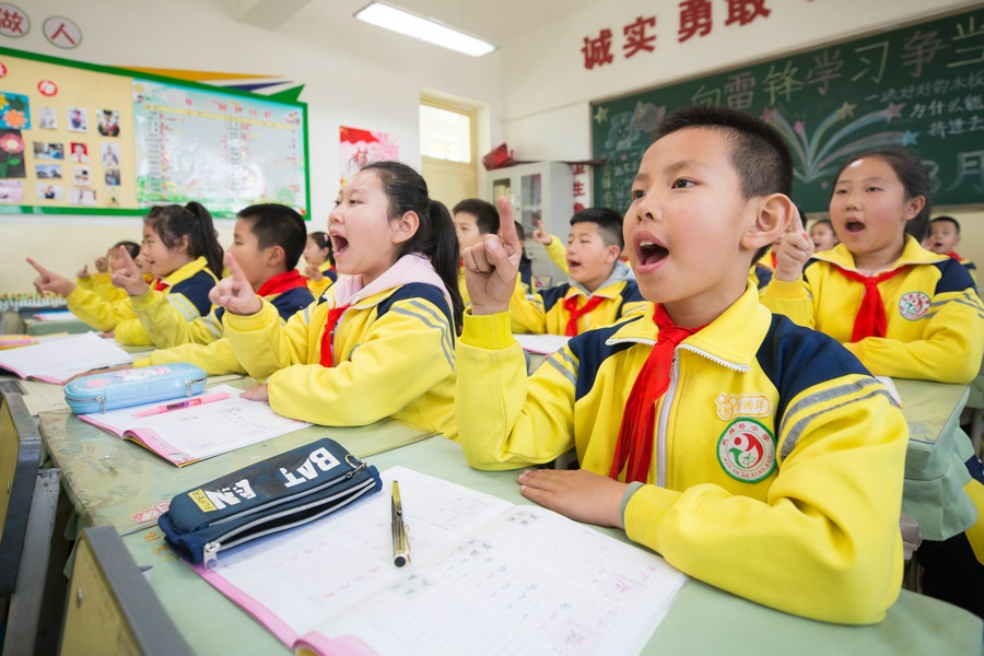 民族路小學(xué)（迎賓校區(qū)），同學(xué)們用手指虛劃筆順掌握字形（1）.jpg