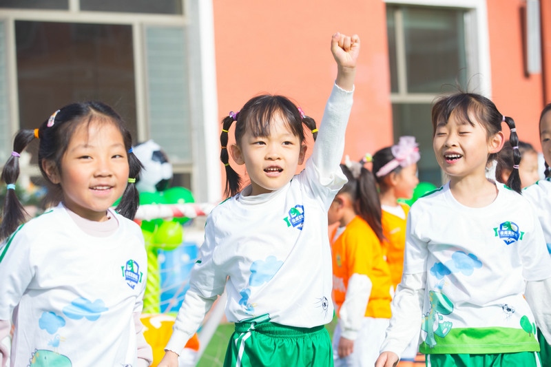 7.趣味比賽中，取得進(jìn)球的孩子正在慶祝.jpg
