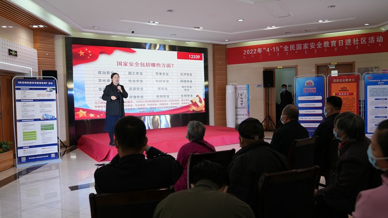 線下聯(lián)合各國家安全委員單位同步開展“國家安全進社區(qū)”活動，現(xiàn)場通過以國家安全知識問答為主線，穿插烏蘭牧騎演出、國家安全宣講、發(fā)放國家安全法律法規(guī)讀本等形式，圍繞什么是國家安全、國家安全包含哪些內(nèi)容、如何維護國家安全等方面，為社區(qū)老百姓開展宣傳宣講，同時作為現(xiàn)場“進社區(qū)”活動與線上直播活動連線，把現(xiàn)場熱烈氣氛帶到網(wǎng)絡(luò)，與大家共同分享。 (4)_副本.jpg