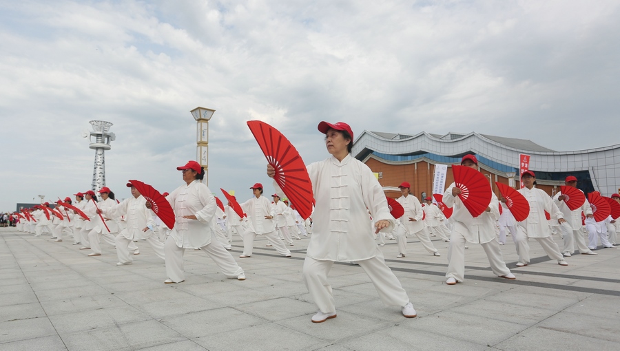 十四冬倒計(jì)時(shí)200天全面健身系列活動(dòng)啟動(dòng)儀式上的太極扇表演。（李峰 攝）.JPG