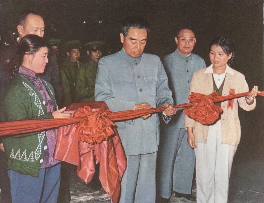 1959年10月15日，周恩來總理親自為包鋼一號(hào)高爐出鐵剪彩。.jpg