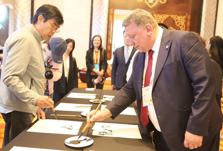 非遺、書法、文創(chuàng)齊亮相！2025年國家重要橋頭堡智庫論壇讓中外嘉賓讀懂北疆文化