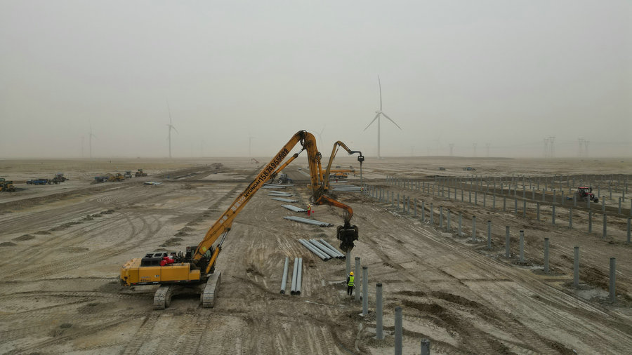 1762246390138880.jpg 巴彥淖爾蘇木貴力斯臺(tái)嘎查光伏治沙項(xiàng)目區(qū)現(xiàn)場(chǎng)(攝影:王佑凱).jpg