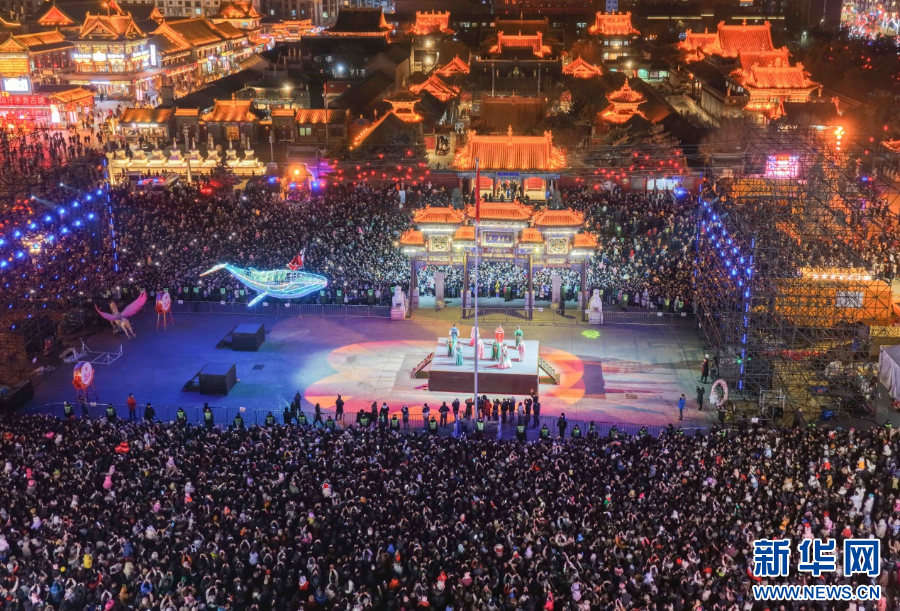 2025年12月31日晚，呼和浩特市玉泉區(qū)塞上老街旅游休閑街區(qū)跨年夜活動現(xiàn)場游人如織。新華網(wǎng)發(fā)（丁根厚 攝）.jpg