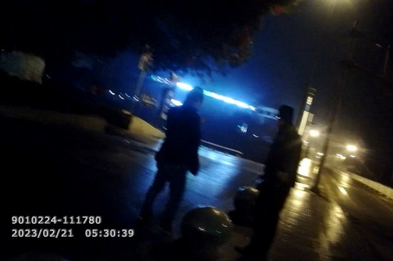 報警人唐師傅向民警講述情況 。資陽公安供圖
