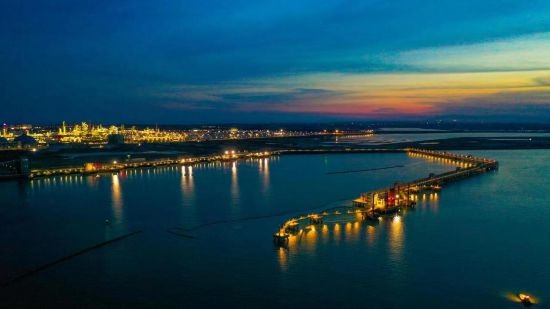 圖為中科煉化自建港口碼頭，30萬噸級原油泊位