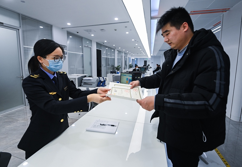 2023年2月8日，浙江省湖州市吳興區(qū)，企業(yè)負(fù)責(zé)人在中小微企業(yè)一站式服務(wù)平臺(tái)領(lǐng)取營業(yè)執(zhí)照。