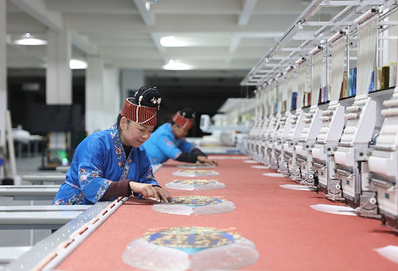 2023年2月13日，貴州省黔東南苗族侗族自治州施秉縣工業(yè)園區(qū)，工人在機(jī)繡車間作業(yè)。