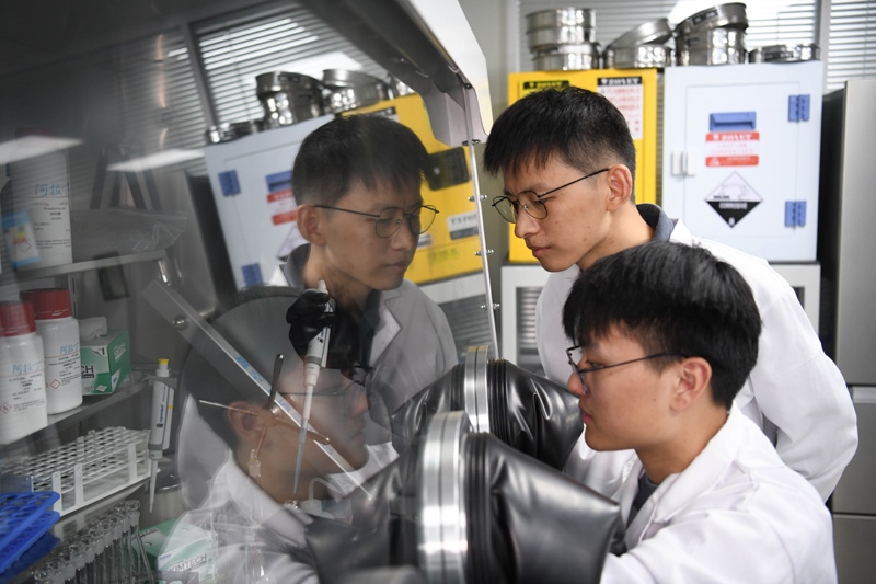 2022年10月19日，中國科學(xué)技術(shù)大學(xué)地球和空間科學(xué)學(xué)院研究員、青年教師郝記華（后）在實驗室與學(xué)生交流。