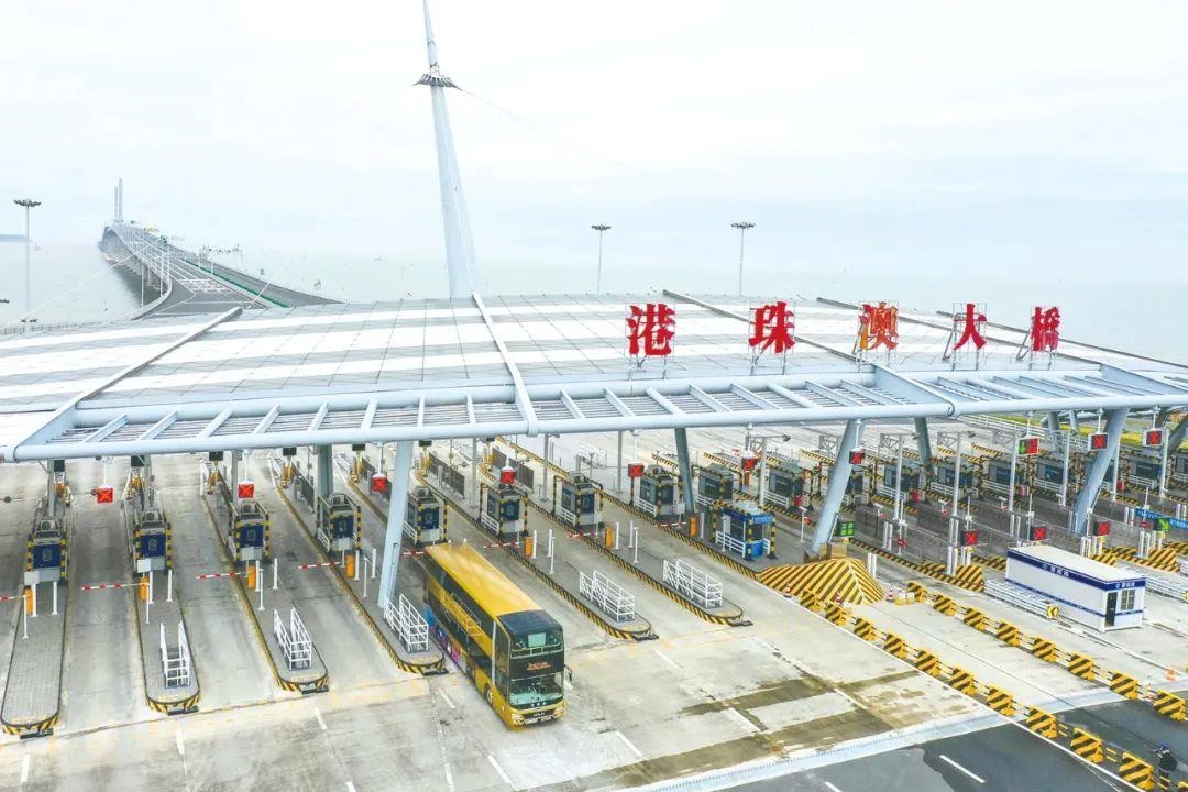 △一輛從香港開往珠海的港珠澳大橋穿梭巴士入境珠海。