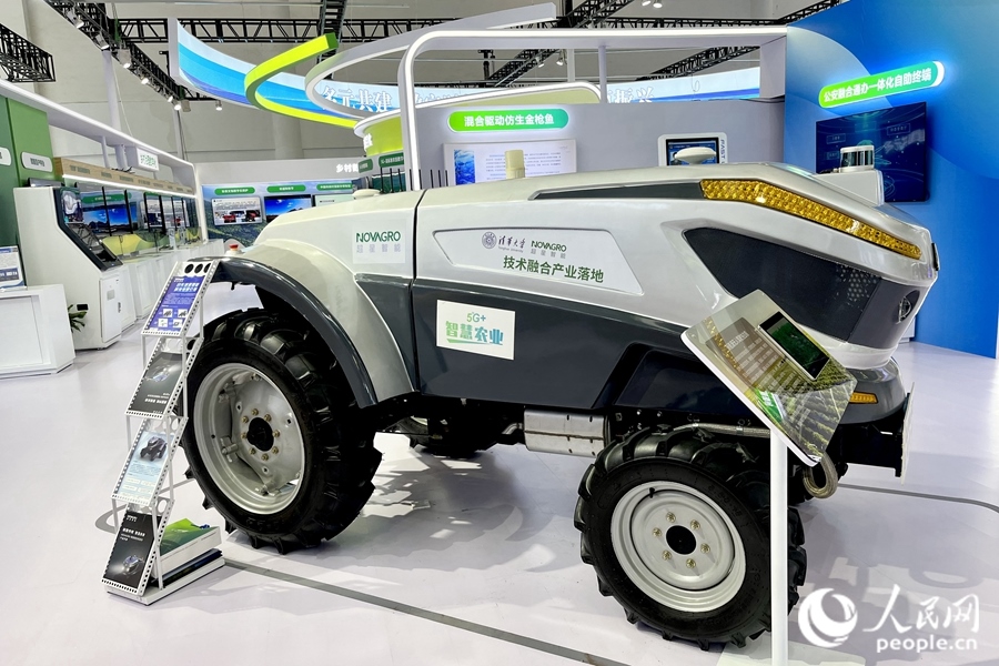 通過手機，就能指揮新能源無人駕駛拖拉機在田里作業(yè)。人民網(wǎng) 錢嘉禾攝