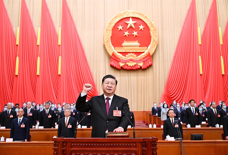 2023年3月10日，十四屆全國(guó)人大一次會(huì)議在北京人民大會(huì)堂舉行第三次全體會(huì)議。習(xí)近平全票當(dāng)選為中華人民共和國(guó)主席、中華人民共和國(guó)中央軍事委員會(huì)主席。這是習(xí)近平進(jìn)行憲法宣誓。