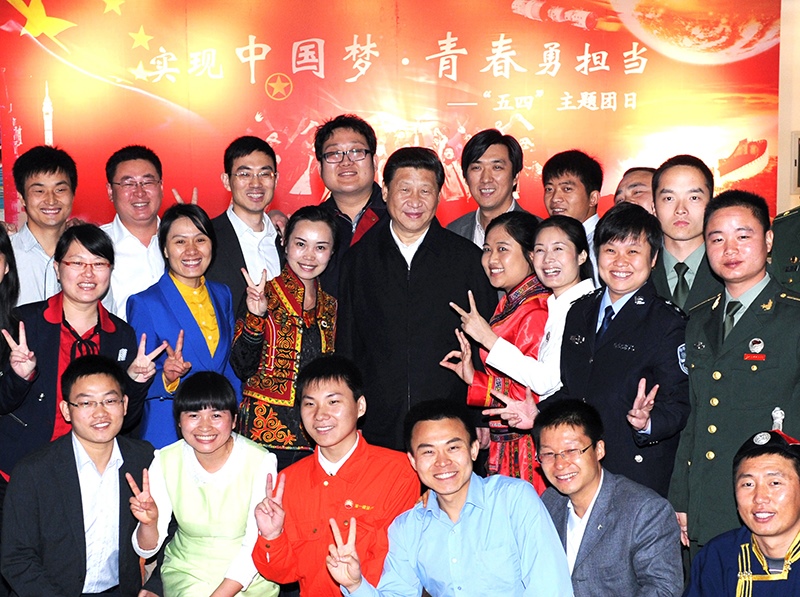 2013年5月4日，習(xí)近平總書記來到中國航天科技集團(tuán)公司中國空間技術(shù)研究院，同各界優(yōu)秀青年代表座談并發(fā)表重要講話。這是座談會前，習(xí)近平和在展廳參觀的優(yōu)秀青年代表合影。